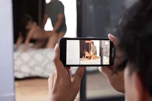 Quay lén em nữ sinh ở căn hộ đối diện "đi ngoài" quên đóng cửa sổ để tống tình