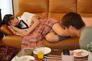 Chàng trai trộm nhìn quần lót bạn gái em gái đang ngủ thì bị phát hiện