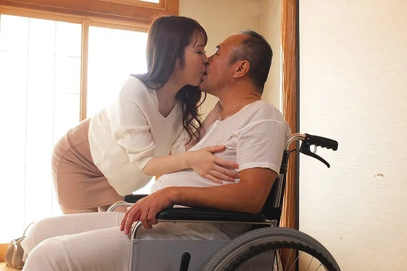 Bạn gái của con trai hiếu thảo chăm sóc bố Gã chồng tàn tật