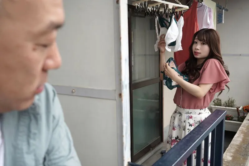 Gã nhà bên chuyên soi mói và cặp Người vợ Anh xã thường xuyên rên la quá to